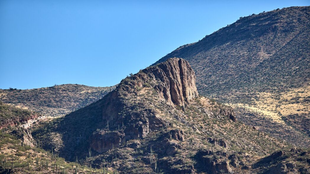 4K高清岩石山脉壁纸，仙人掌点缀斜坡，绝美天空背景，3840x2160分辨率免费下载