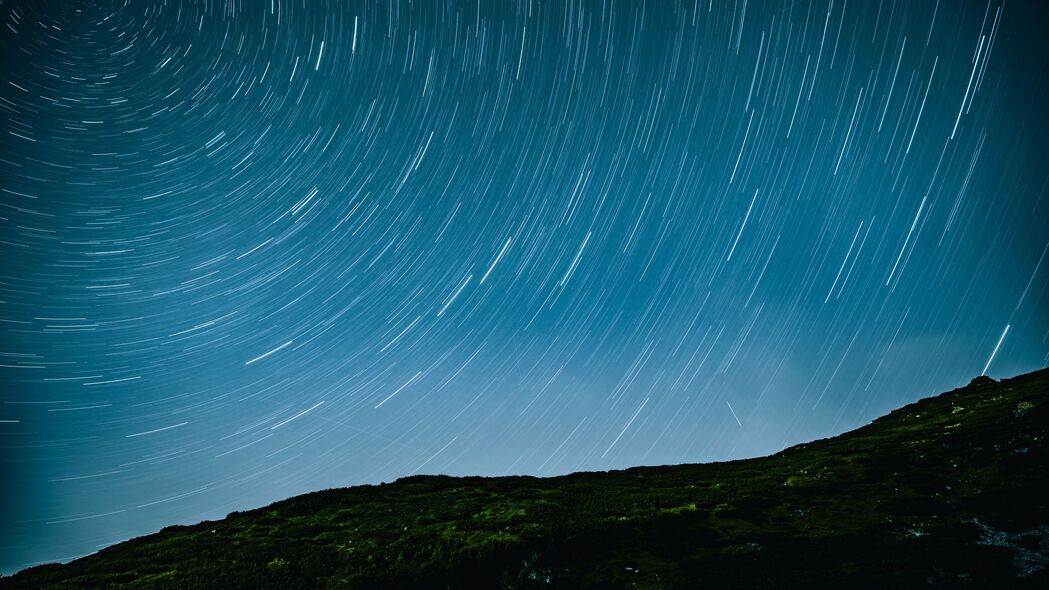 夜晚星空下的扭曲山丘，绝美4K风景壁纸，3840x2160高清下载