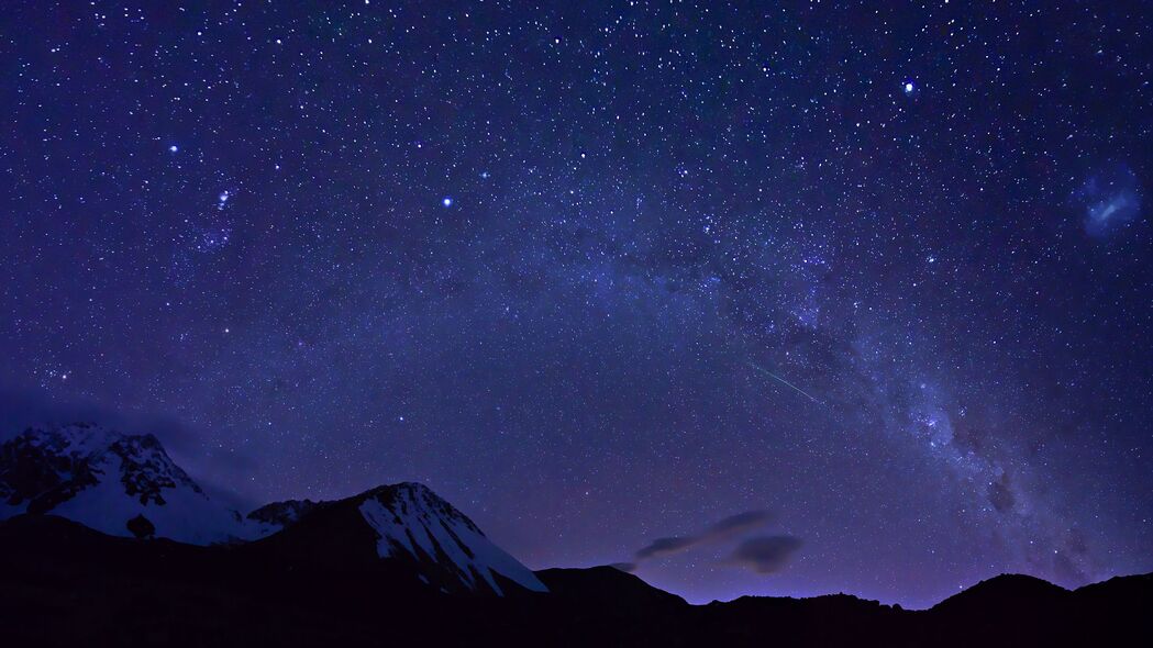 4K超高清壁纸，夜间山脉雪景，星光璀璨，3840x2160精美背景图片免费下载