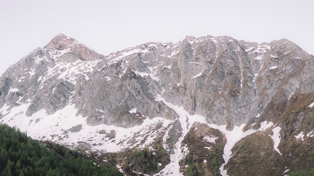 山脉岩石雪景高峰，树木葱郁4K超清壁纸，3840x2160高清风景图片免费下载