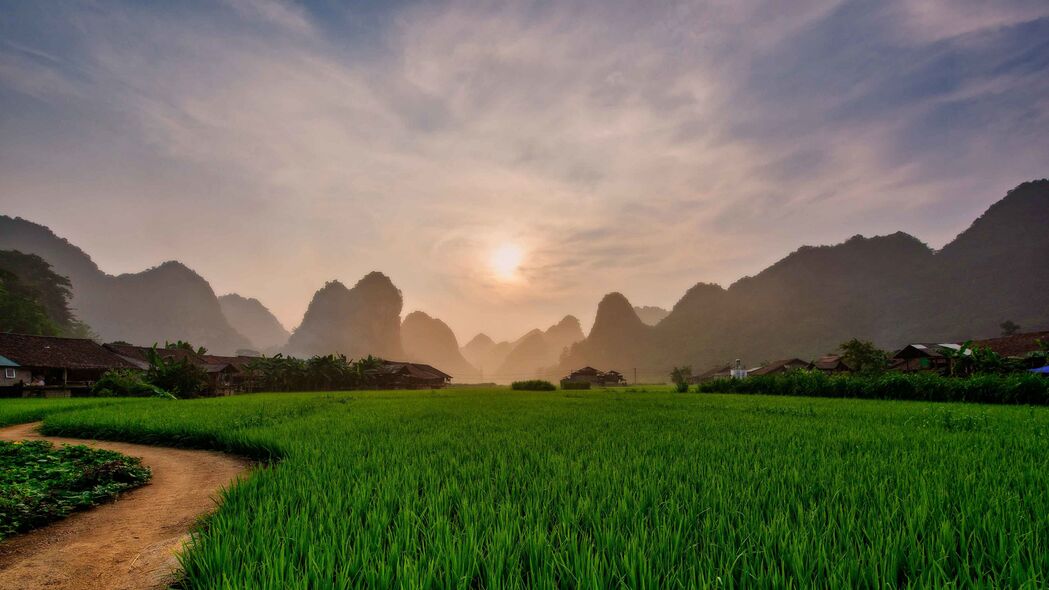 草地丘陵阳光美景，4K超高清壁纸下载，3840x2160分辨率精选