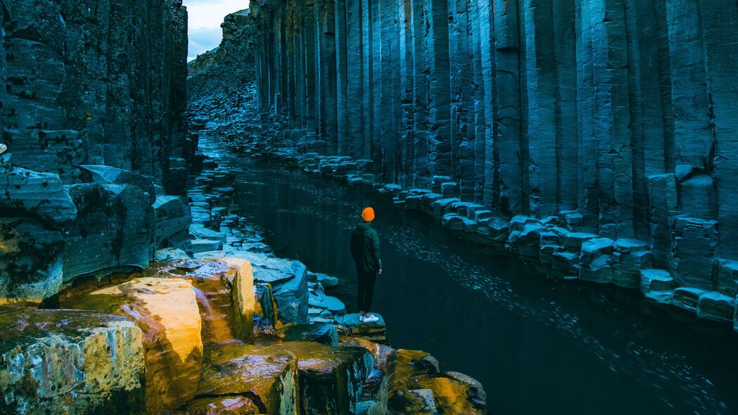 男人 孤独 孤独 岩石 河流 4k壁纸 3840x2160