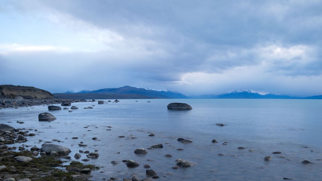 绝美湖光山色，石头与山脉相映成趣——超清4K壁纸，3840x2160高清下载