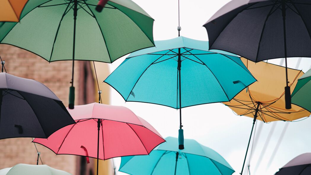 街道 雨伞 彩色 装饰 4k壁纸 3840x2160