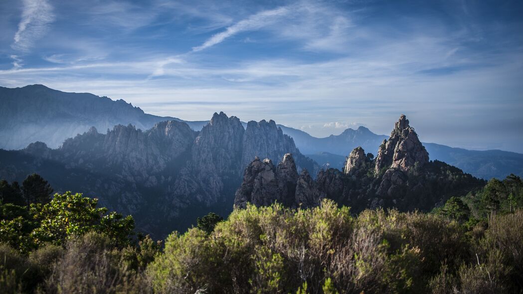 岩石灌木美景，高清4K风景壁纸，3840x2160分辨率，免费下载欣赏