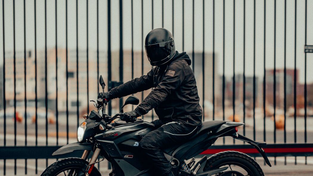 摩托车 头盔 摩托车手 侧视图 4k壁纸 3840x2160