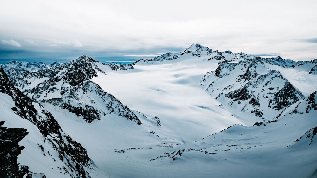 山脉之巅，雪景岩石风光，超高清4K壁纸3840x2160下载