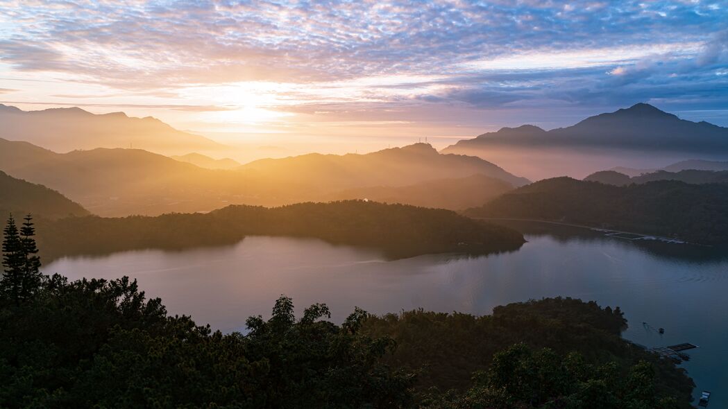 雾绕丘陵，日落森林美景，4K高清壁纸（3840x2160）免费下载