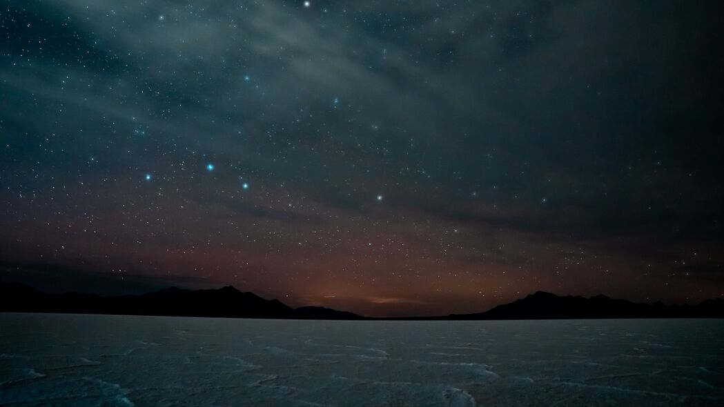 夜晚星空山脉黑暗风景，绝美4K壁纸，3840x2160高清下载