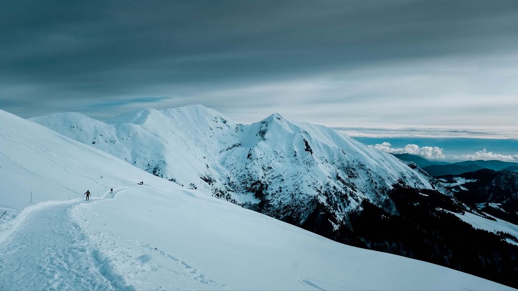 山脉 雪 斜坡 滑雪者 人 4k壁纸 3840x2160