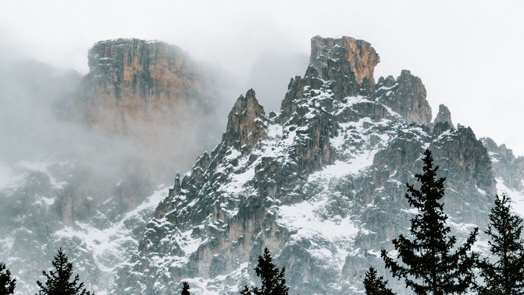 山脉雪林云景，4K高清壁纸，3840x2160超清下载