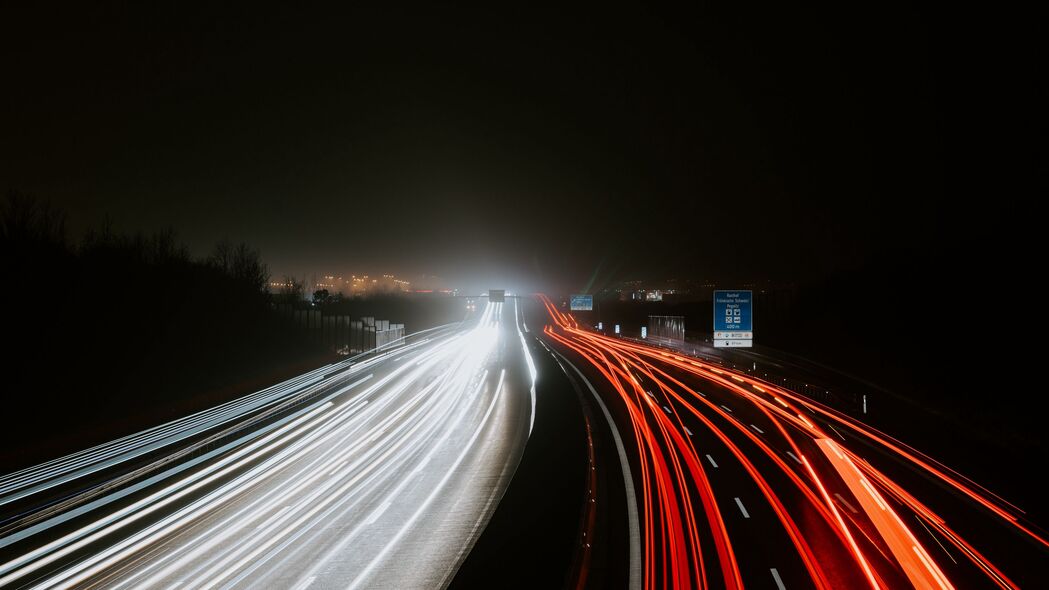 道路高速公路长曝光深色灯光4K壁纸，3840x2160高清背景图片下载