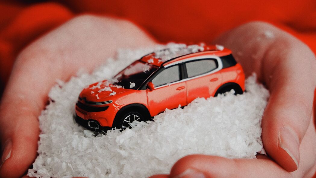 汽车 红色 雪 玩具 手 4k壁纸 3840x2160