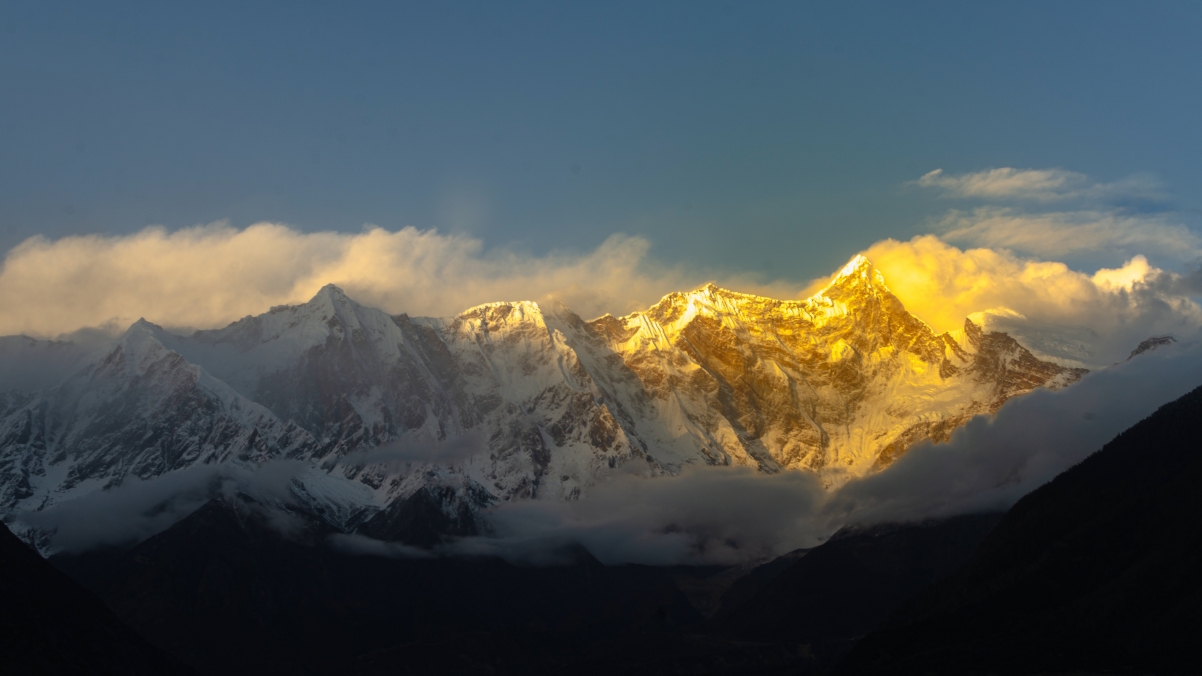 日照金山美景，4K高清桌面壁纸，风景如画，超高清4928x2772分辨率，免费下载！