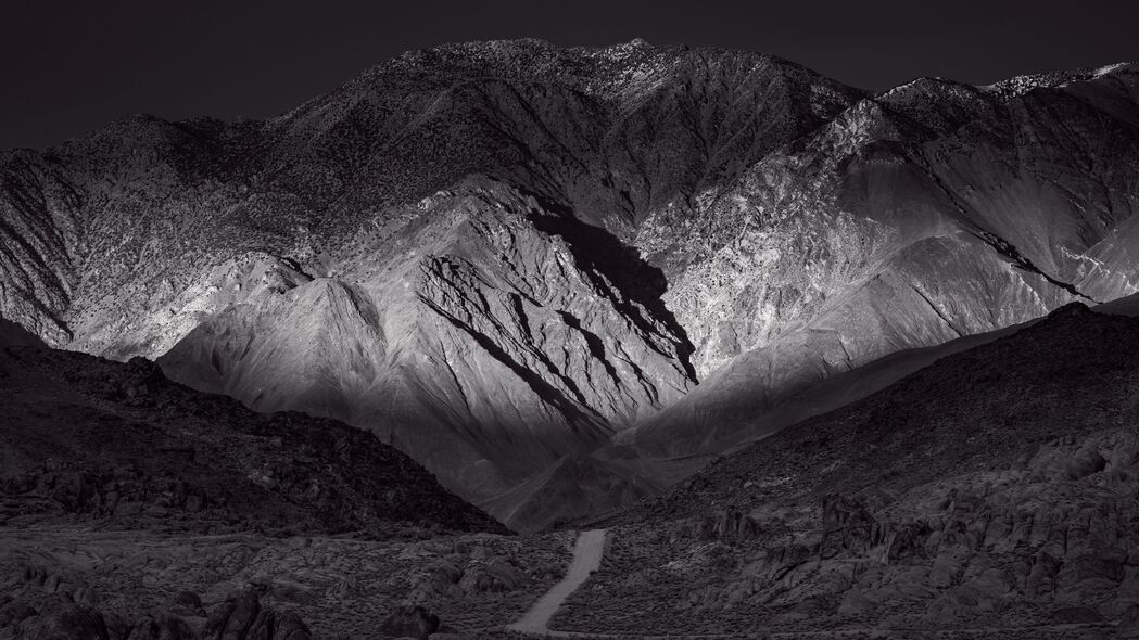 绝美山脉与丘陵风光，4K高清黑白道路壁纸，3840x2160分辨率，免费下载