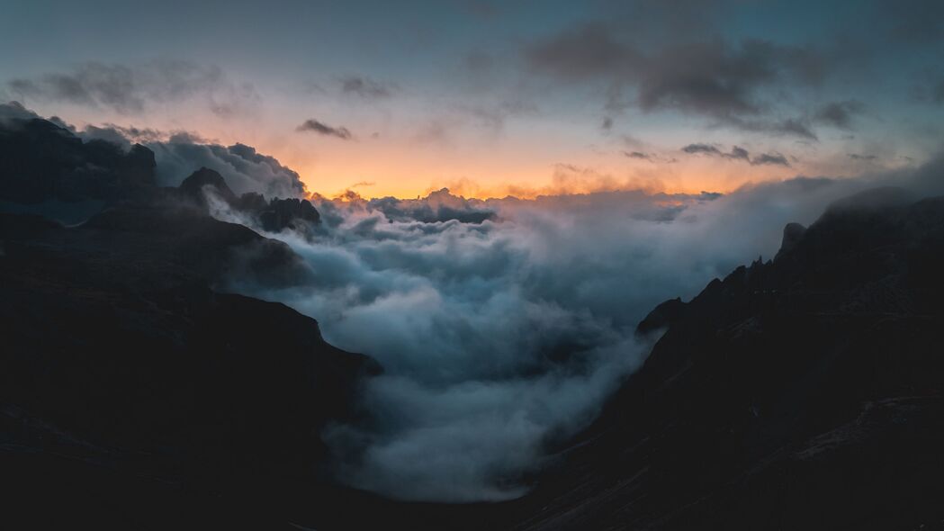 山脉之巅，云雾缭绕，天空无垠，绝美4K风景壁纸3840x2160高清下载