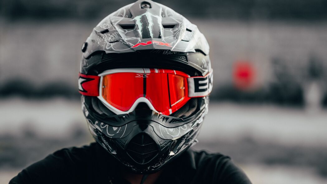 摩托车手 头盔 眼镜 红色 4k壁纸 3840x2160