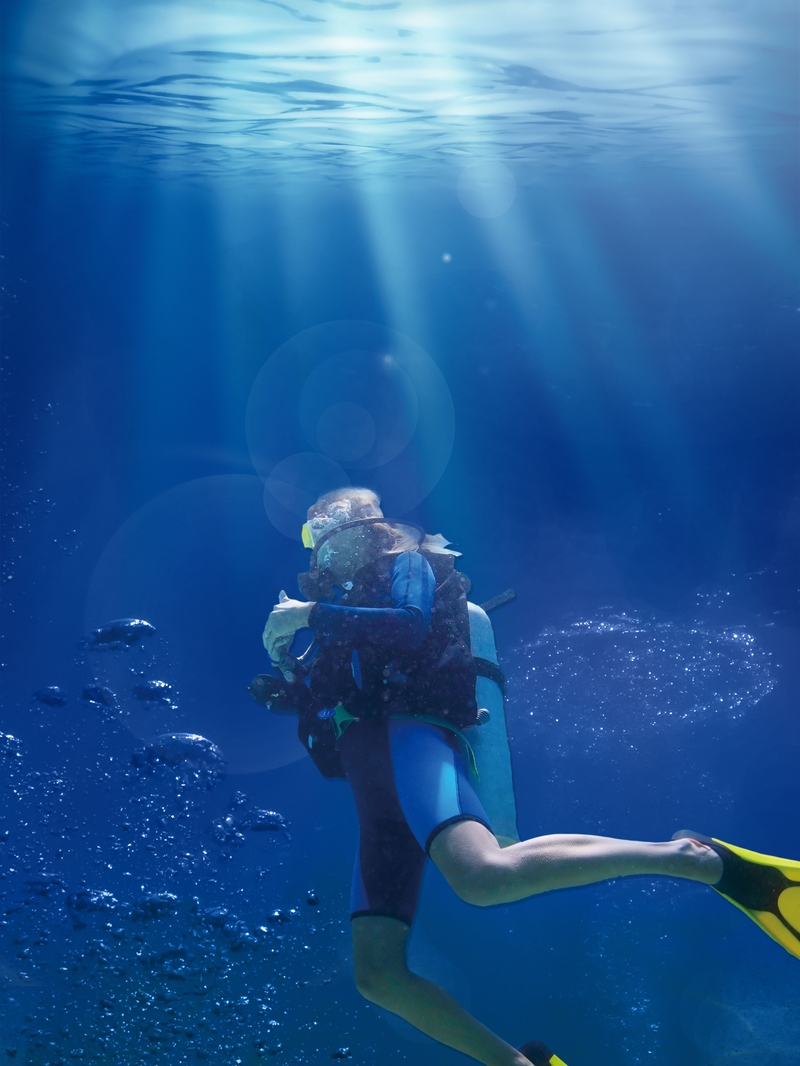 蓝色唯美大气潜水游泳培训海报背景