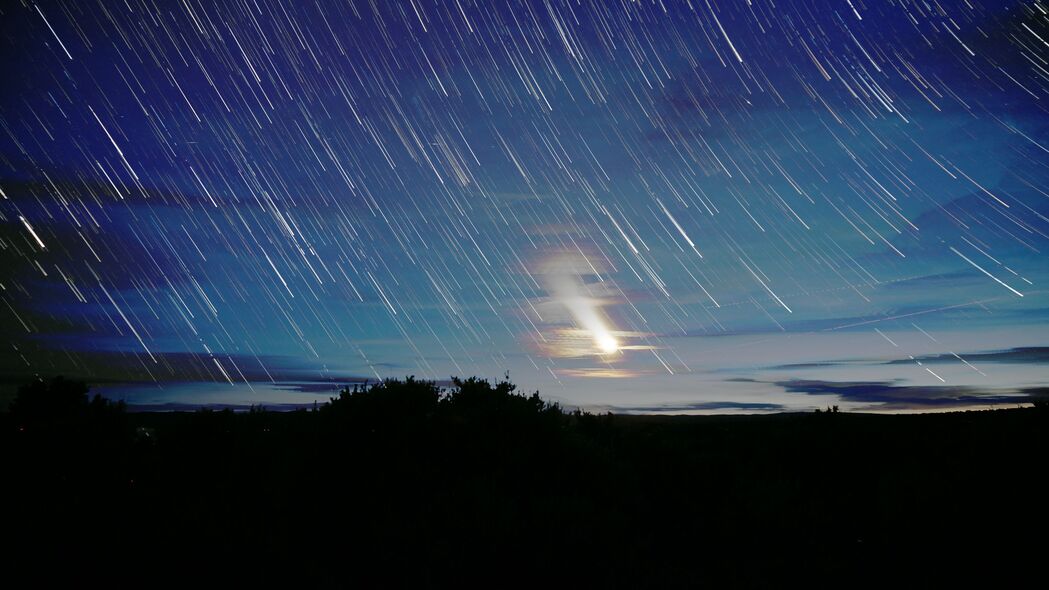 夜晚星空，高清4K壁纸，月亮模糊长曝光，黑暗中的朦胧美，3840x2160分辨率免费下载