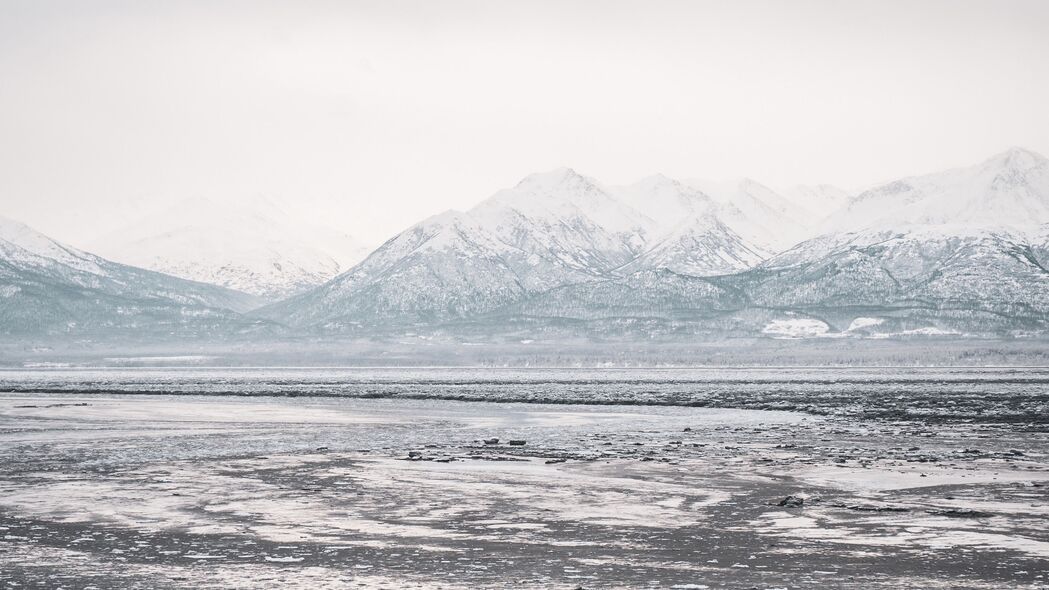 湖山雪景冻结之美，冬季4K高清壁纸，3840x2160分辨率风景图片下载