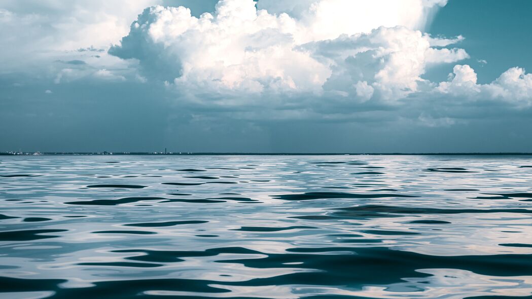 海与天空交汇之美，云卷云舒，波浪轻拂，地平线处的极致4K壁纸，3840x2160高清风景图片下载