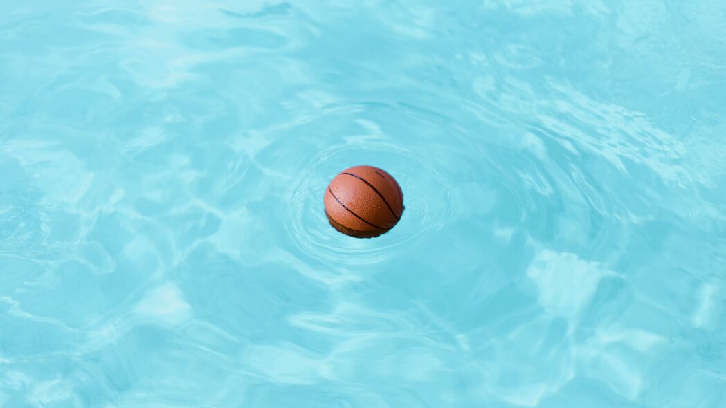 篮球 球 水 湿 游泳 4k壁纸 3840x2160