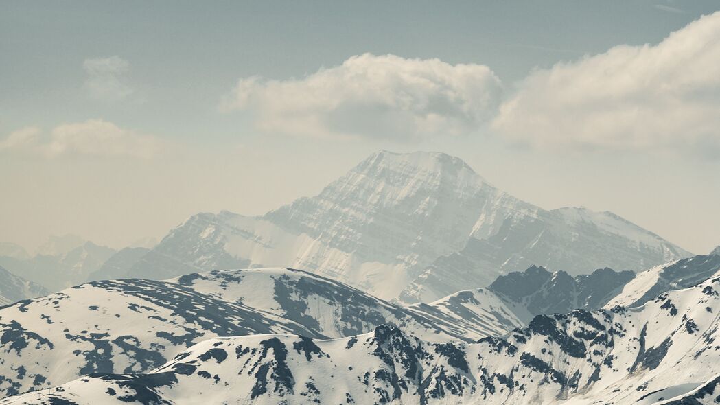 山脉之巅，雪景云雾环绕，绝美4K风景壁纸（3840x2160高清下载）