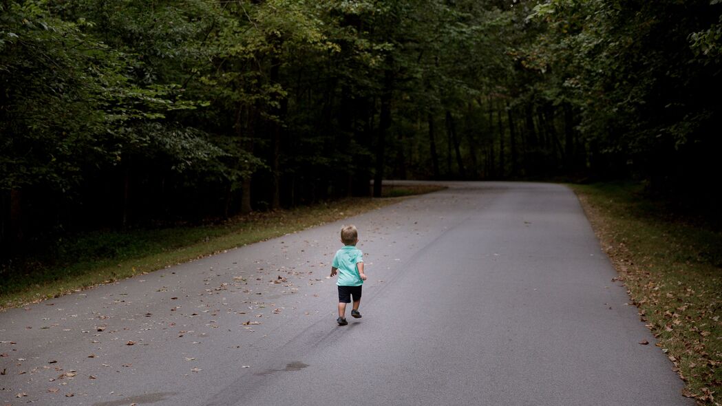 儿童 跑步 道路 森林 沥青 4k壁纸 3840x2160