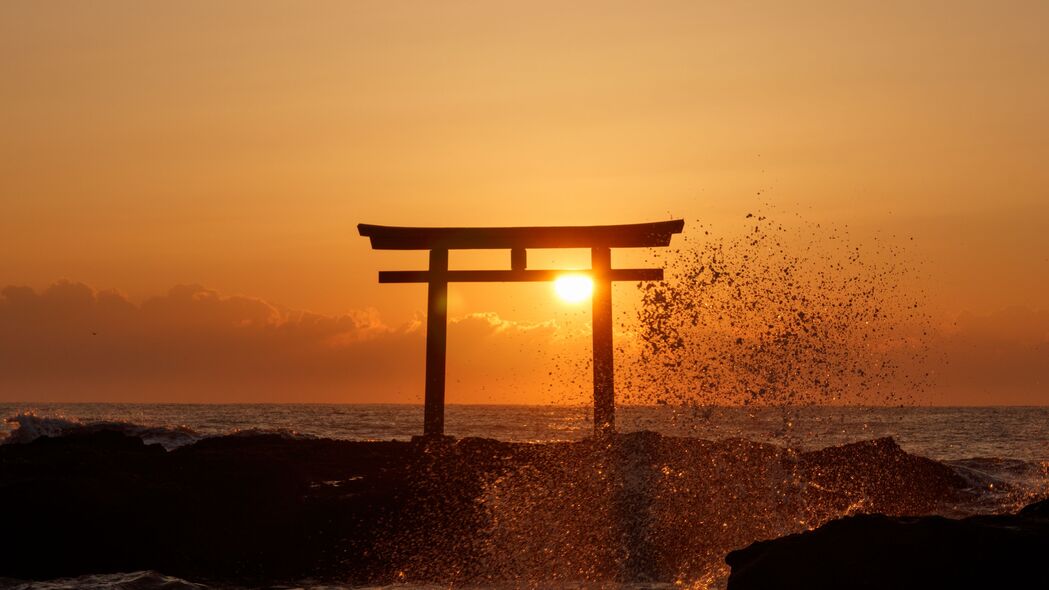 海洋日落，绝美海岸风景，喷雾波浪跃然屏上，高清4K壁纸（3840x2160）免费下载