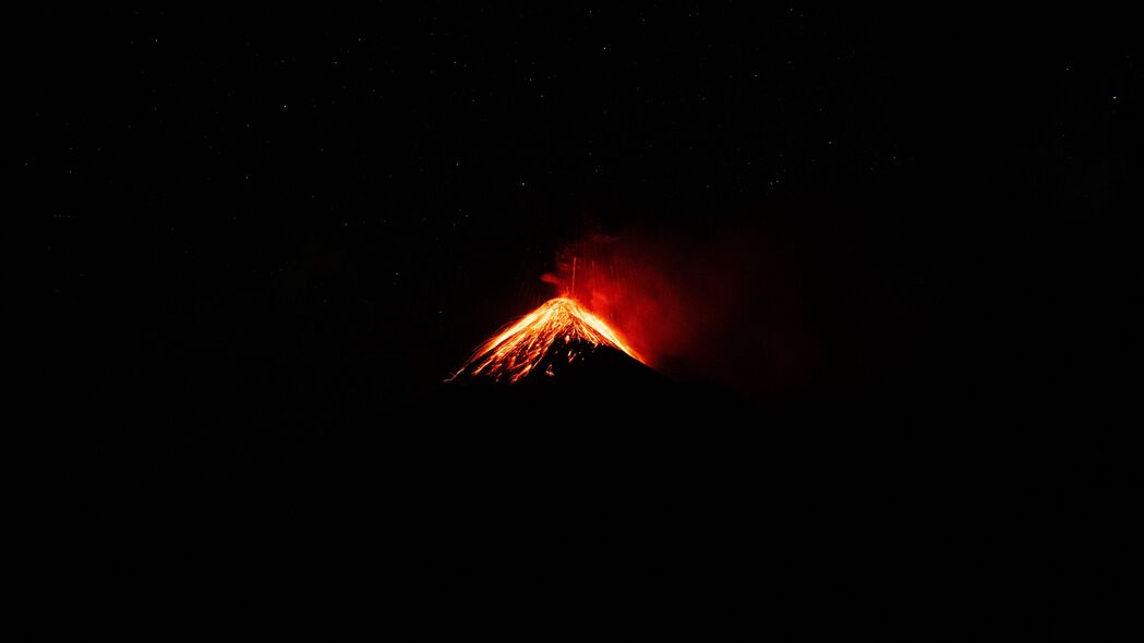 夜晚火山口喷发，深色系4K高清壁纸，3840x2160分辨率，免费下载