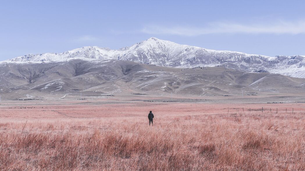 孤独之旅，山脉草原间的男人身影，超清4K风景壁纸3840x2160免费下载