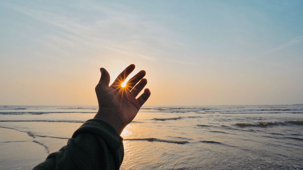 手指轻触，感受太阳光线洒落大海，波浪荡漾的壮美景色，精选4K高清壁纸，3840x2160分辨率，尽享视觉盛宴！