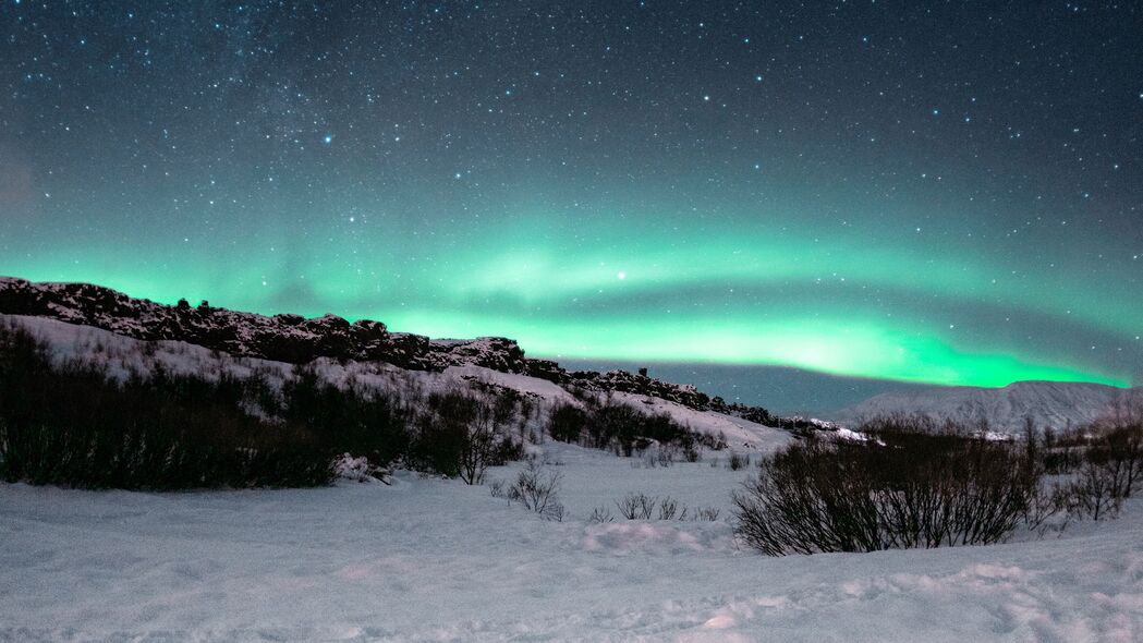 北极光之美，夜晚星空下的璀璨极光，北方雪景4K高清壁纸（3840x2160）免费下载