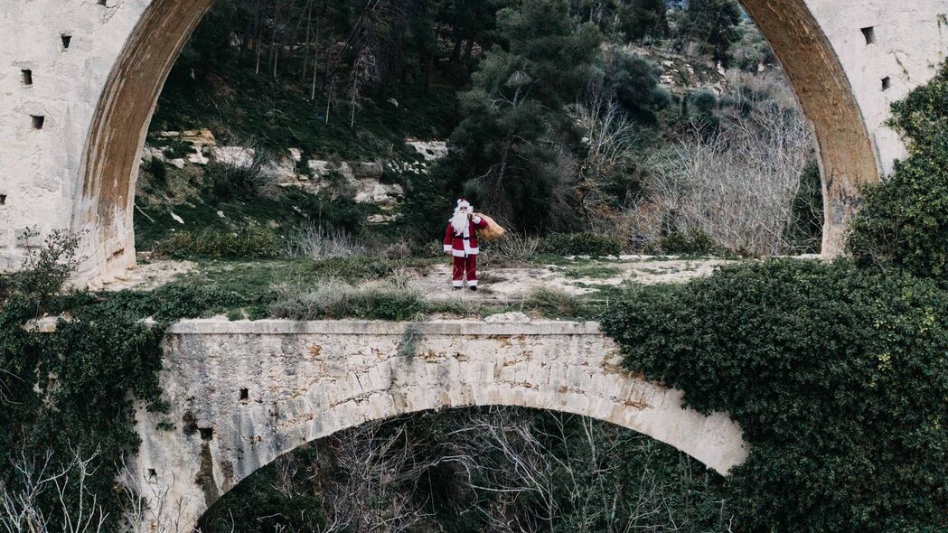圣诞老人 桥 拱门 服装 袋子 悬崖 树 灌木 4k壁纸 3840x2160