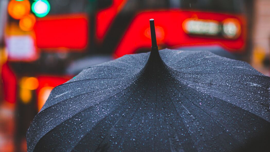 超清4K雨滴模糊背景，精选3840x2160高清雨伞水滴壁纸，免费下载