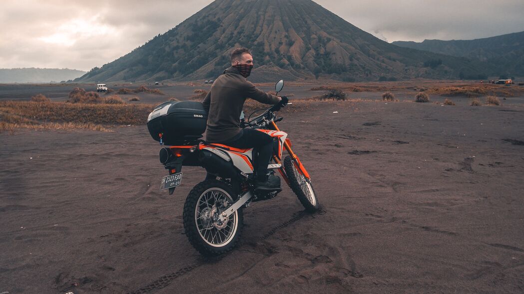 摩托车手 沙子 火山 摩托车 印度尼西亚 4k壁纸 3840x2160