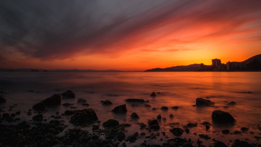 大海日落美景，石头海岸线天空4K高清壁纸，3840x2160分辨率，惊艳下载体验