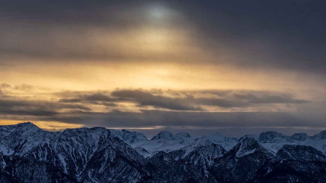 壮丽山脉雪景，云卷云舒的天空之美，4K超清3840x2160壁纸下载