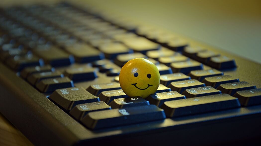 笑脸 球 键盘 玩具 4k壁纸 3840x2160