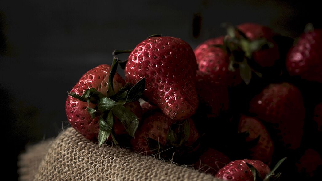 草莓 浆果 成熟 布 4k壁纸 3840x2160
