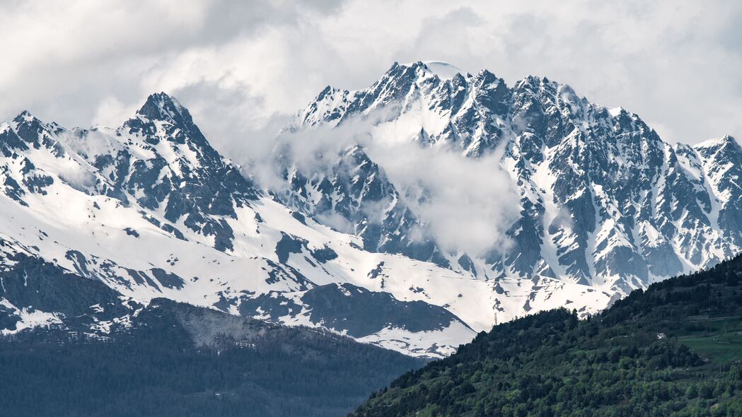 山脉峰谷雪林天空美景，高清4K壁纸（3840x2160）免费下载