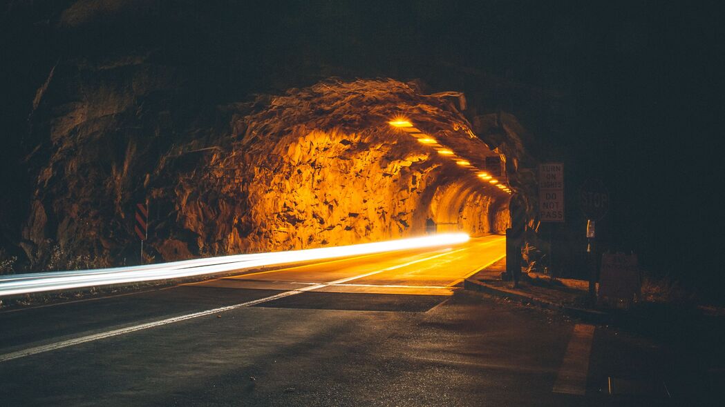 夜间隧道背光运动，黑暗岩石长曝光道路4K壁纸，高清3840x2160背景图片下载