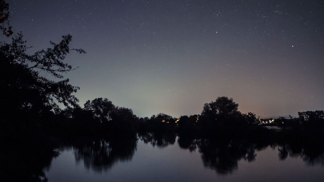 星空湖泊夜晚风景，树木地平线4K超清壁纸，3840x2160高清下载