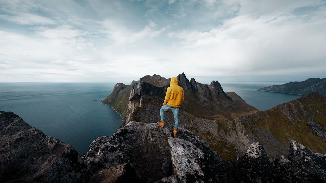 山 孤独 人 峰 挪威 4k壁纸 3840x2160