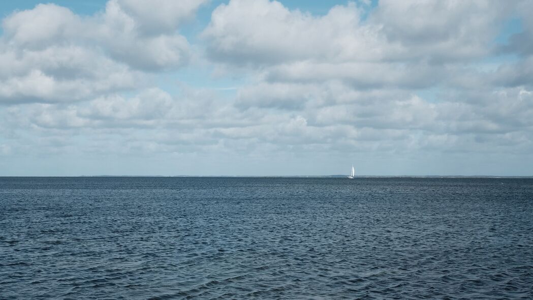 大海天际线，4K高清壁纸，波纹船影与云彩共绘天空美景（3840x2160）