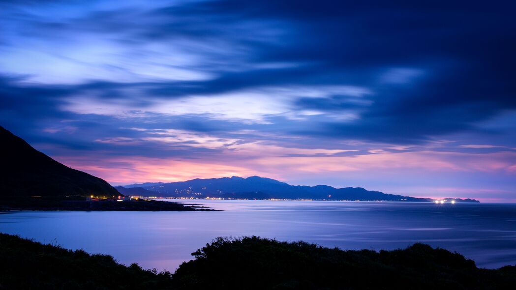 大海日落天际线山脉城市灯光美景，超高清4K壁纸，3840x2160分辨率，一键下载！