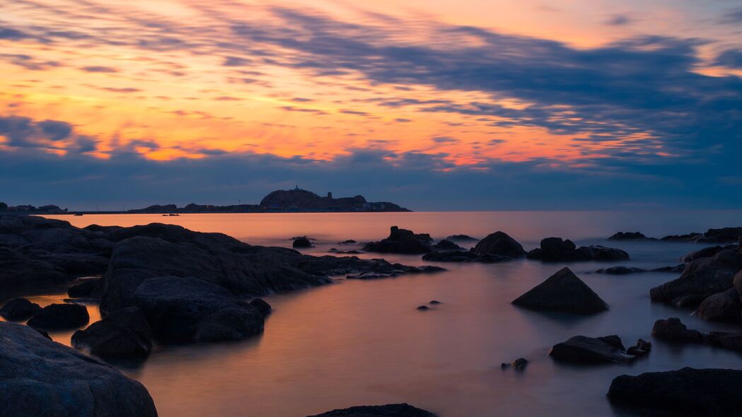 石头海岸线映晚霞，地中海美景高清4K壁纸（3840x2160）下载