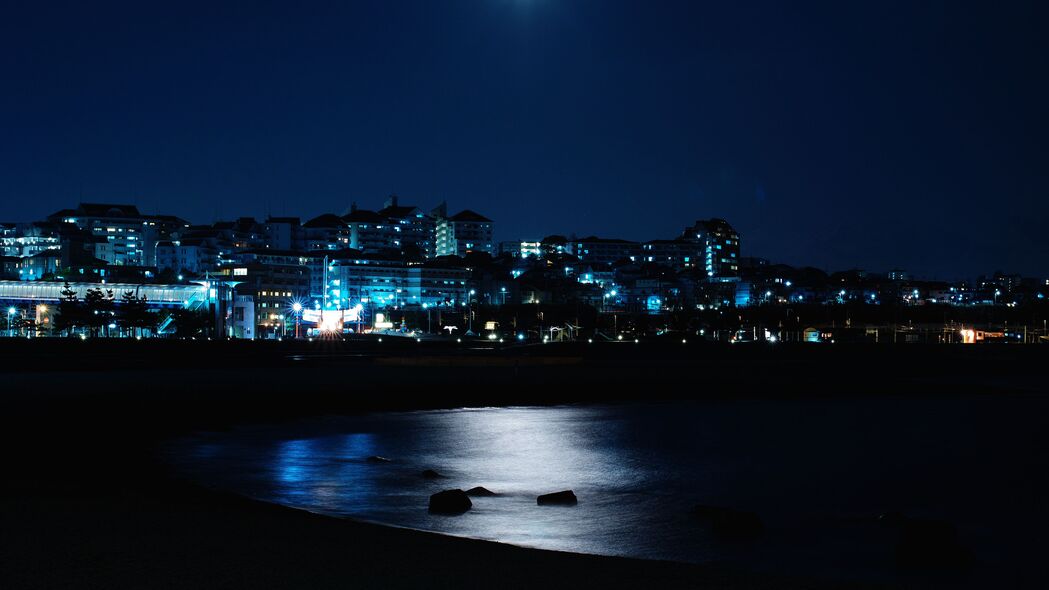 夜城建筑映大海，海岸美景4K壁纸，3840x2160超清下载