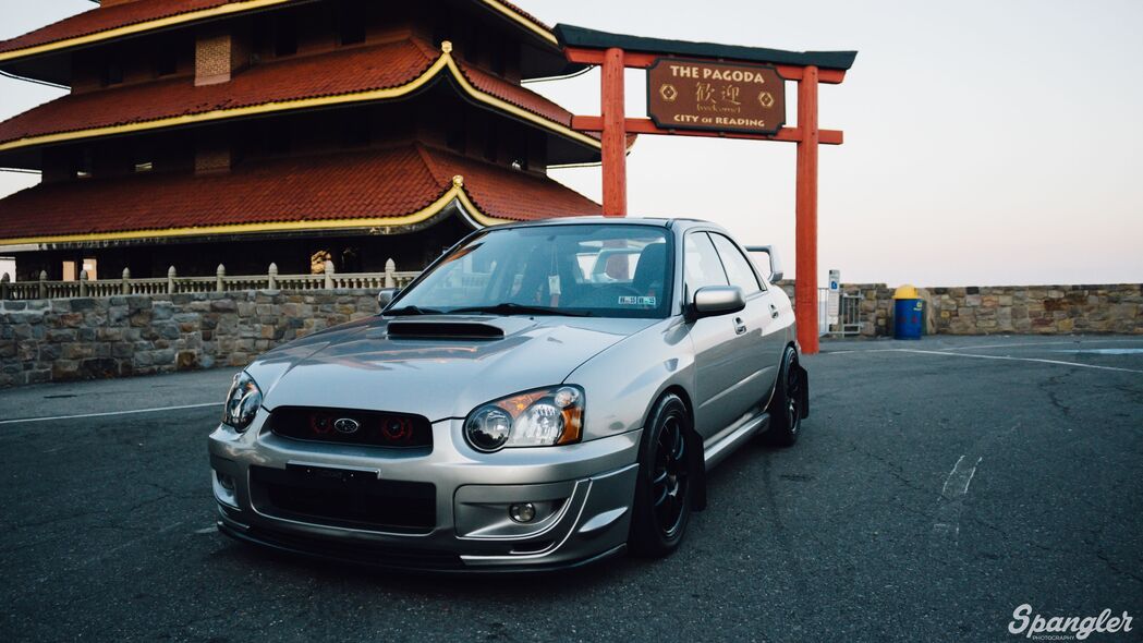 Subaru银色侧视图高清4K壁纸，宝塔背景下的炫酷之选，3840x2160分辨率免费下载