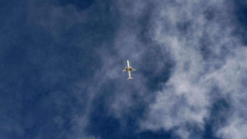 飞机 天空 飞行 云 底部视图 4k壁纸 3840x2160